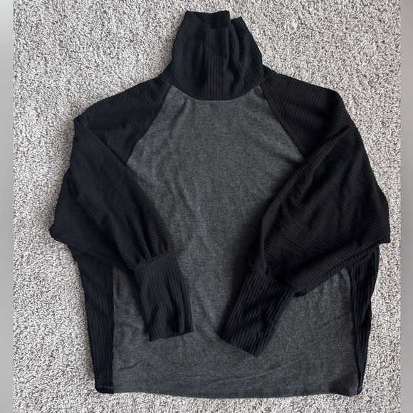 Womens Colorblock Two-Tone Mock Neck Sweater Pull on Black Gray Size Medium NWT - Picture 2 of 5